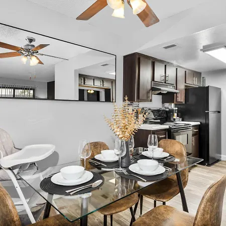 Comfy 2Br Pool Gym Prime Location Apartment