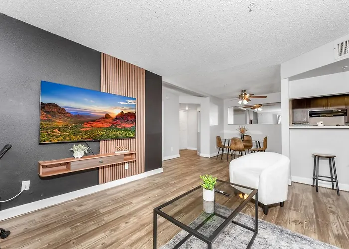 Comfy 2br Pool Gym Prime Location Apartment