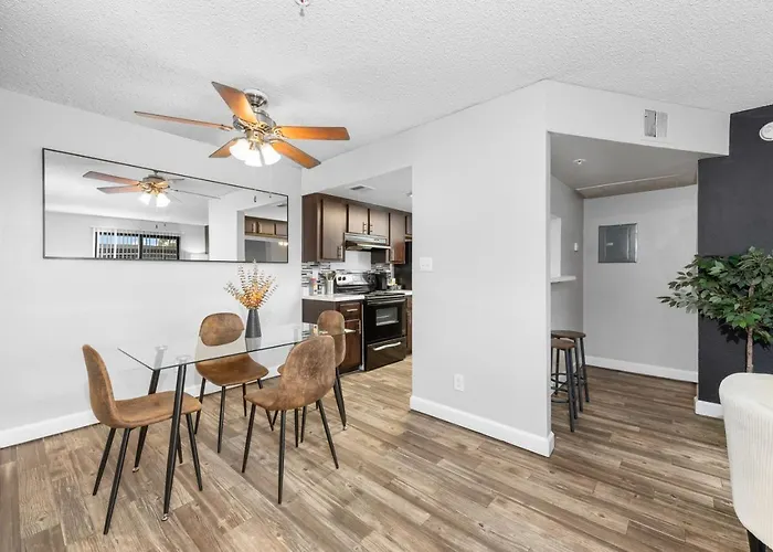 Comfy 2br Pool Gym Prime Location *