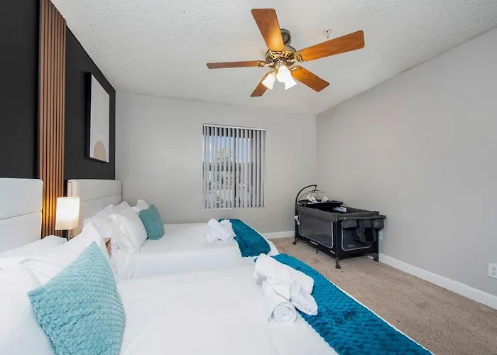Comfy 2br Pool Gym Prime Location *