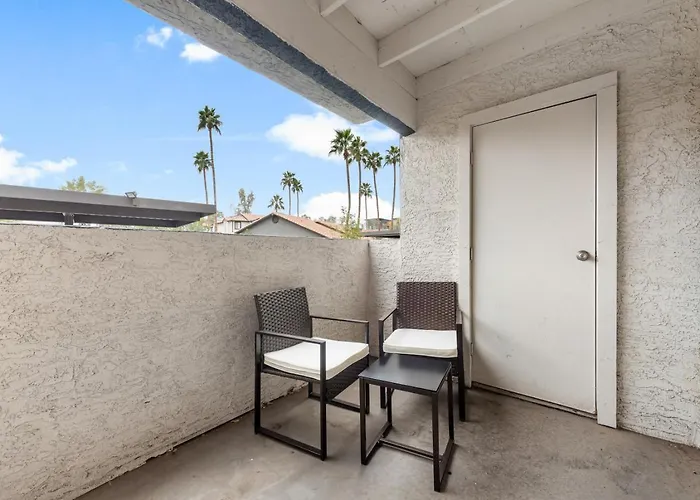 Comfy 2br Pool Gym Prime Location