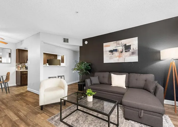 Comfy 2br Pool Gym Prime Location Apartment
