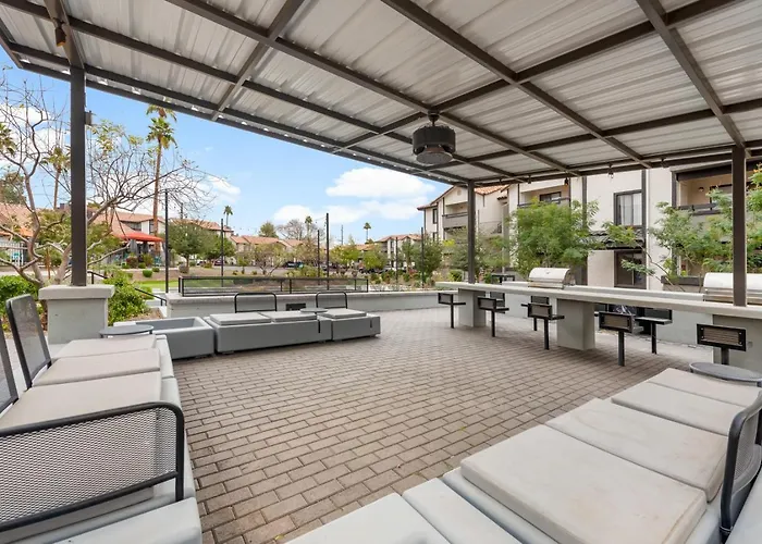 Apartment Comfy 2br Pool Gym Prime Location