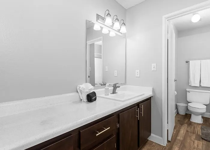 Comfy 2br Pool Gym Prime Location Apartment *