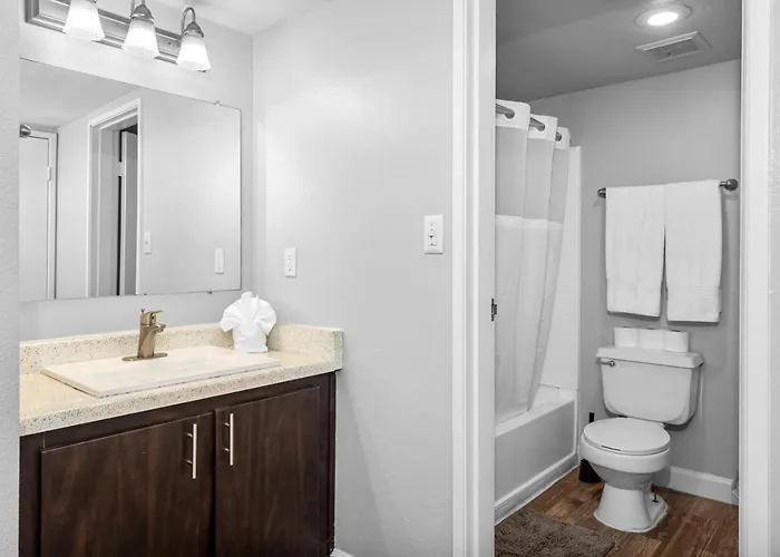 Comfy 2br Pool Gym Prime Location *