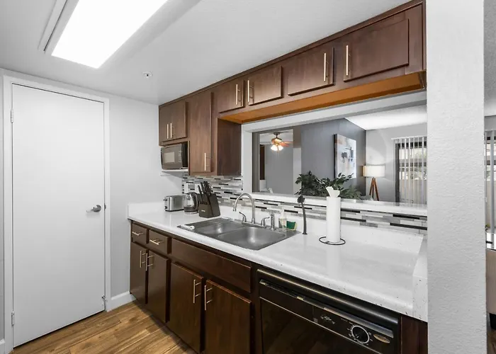 Comfy 2br Pool Gym Prime Location