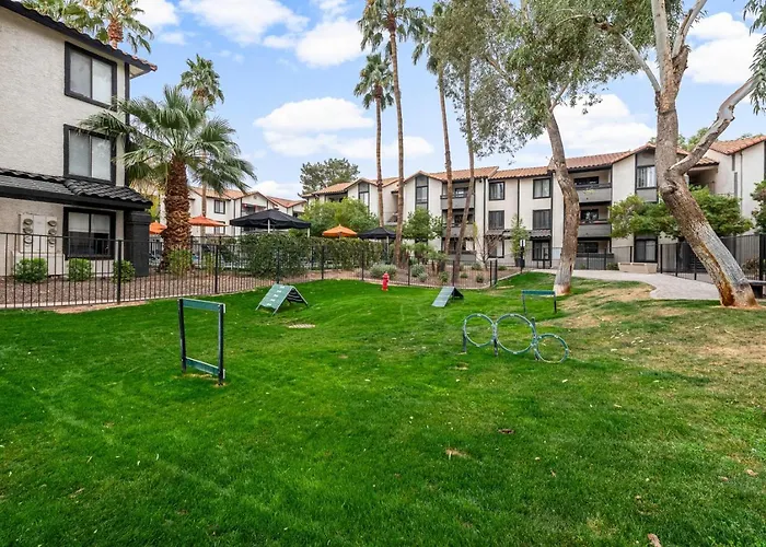 Comfy 2br Pool Gym Prime Location Apartment