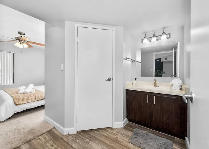 Apartment Comfy 2br Pool Gym Prime Location