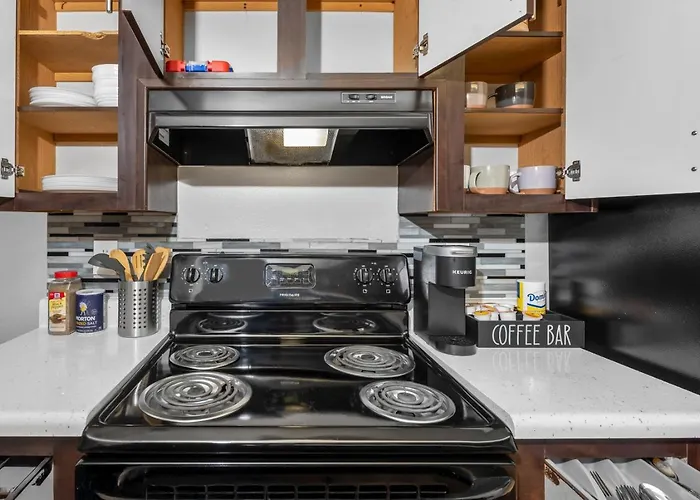 Comfy 2br Pool Gym Prime Location Apartment *