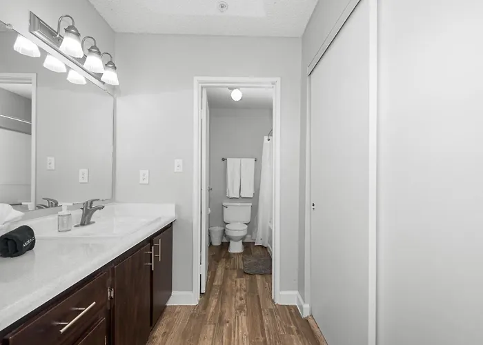 Comfy 2br Pool Gym Prime Location *