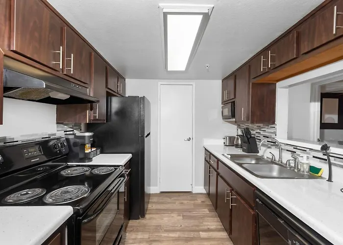 Comfy 2br Pool Gym Prime Location Apartment *